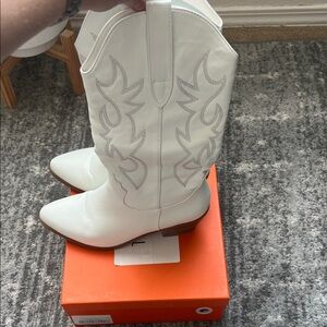 Elegant White Heeled Cowboy Boots Size 8